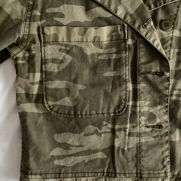 Cropped Camo Jacket - Picture 2 of 4